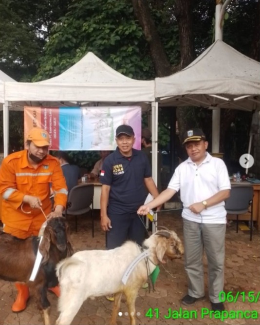 Penyerahan-2-dua-ekor-kambing-kurban-dalam-rangka-Hari-Raya-Idul-Adha-1445H