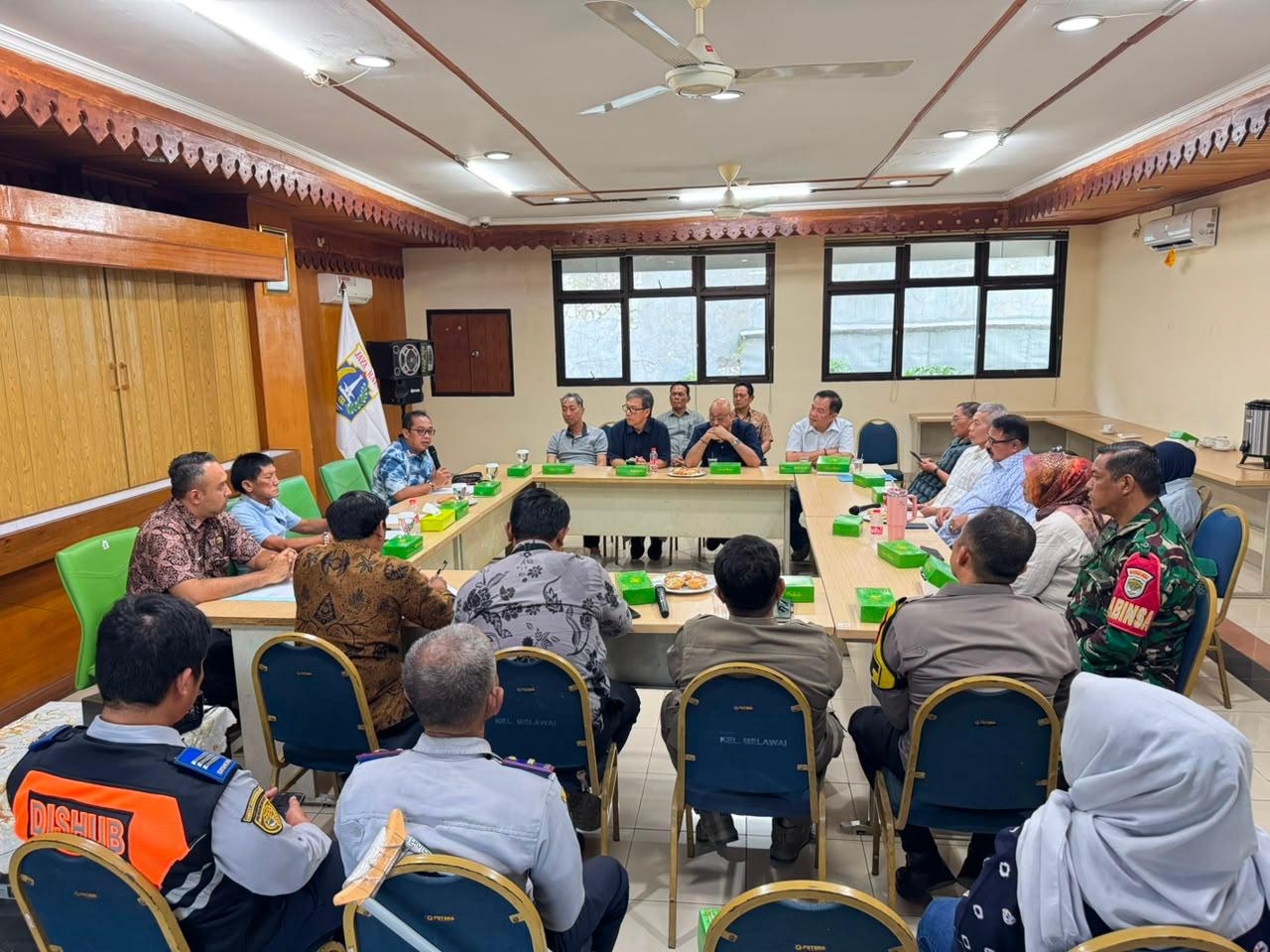 Sosialisasi-Keterbukaan-Informasi-Publik-Kepada-Perangkat-Kelurahan-RT-RW-LMK-dan-Warga