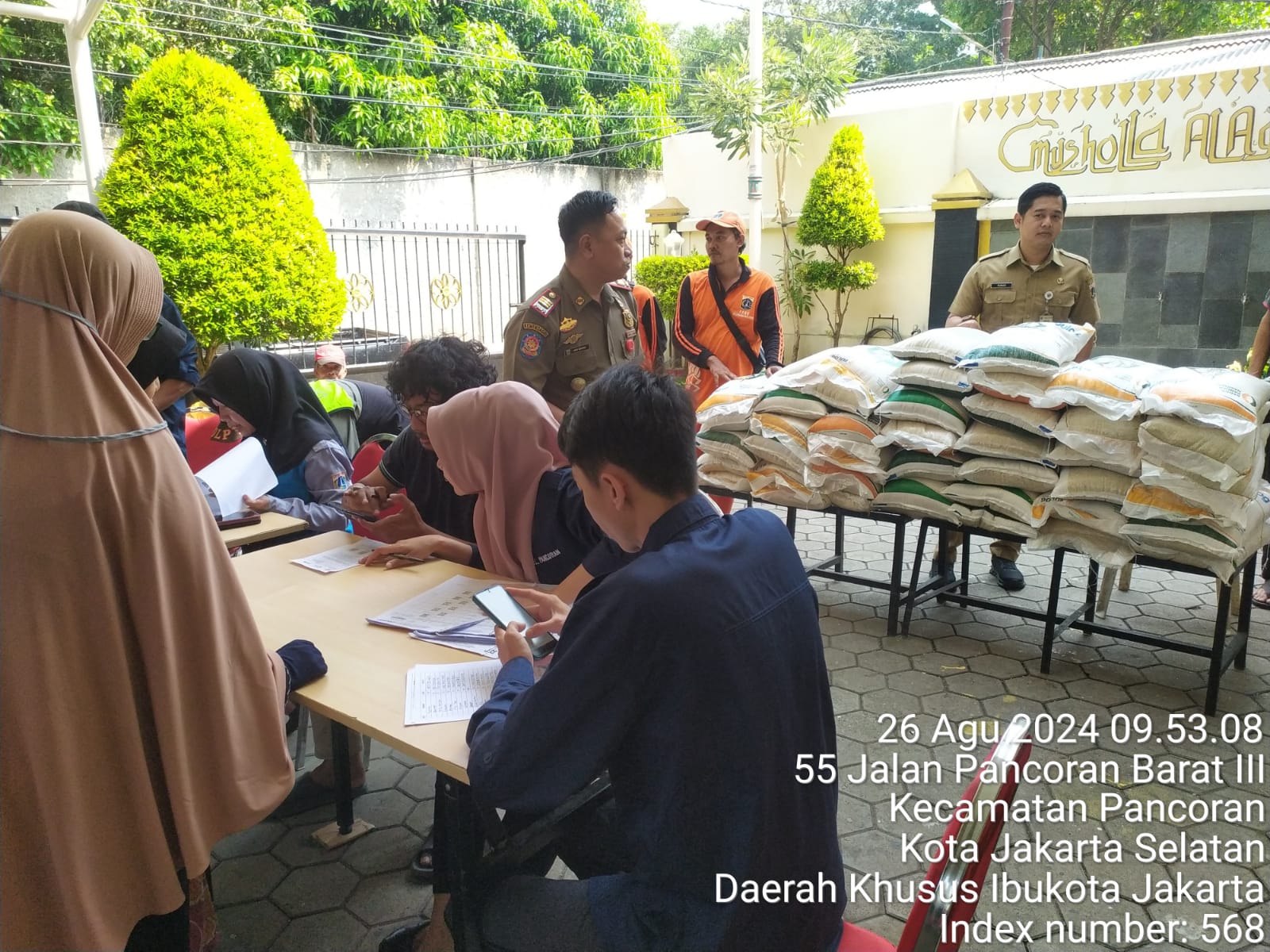 Pendsitribusian-Bantuan-Sosial-Beras