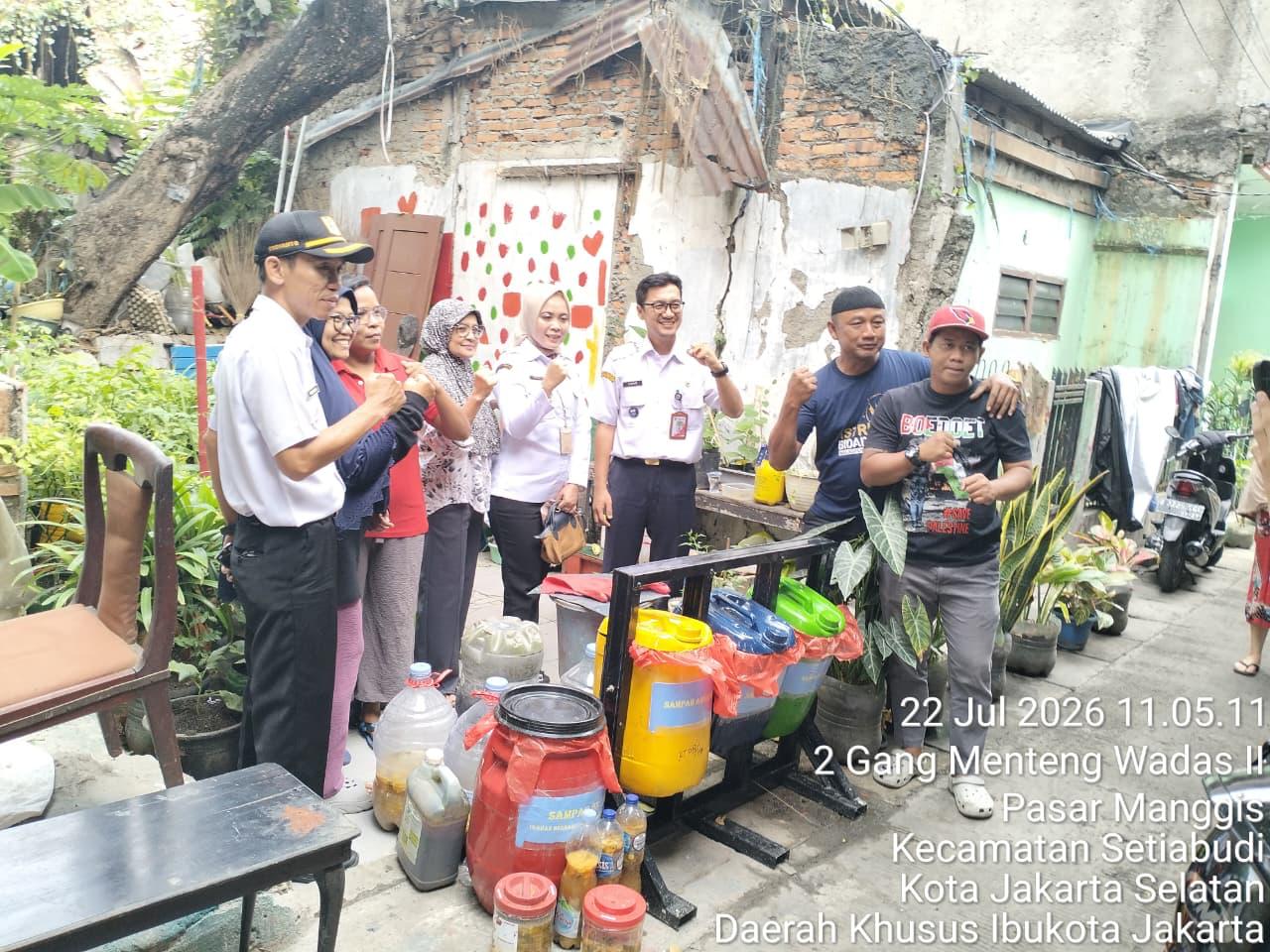 Pilah-Sampah-di-Wilayah-RT-013-RW-02-Kelurahan-Pasar-Manggis