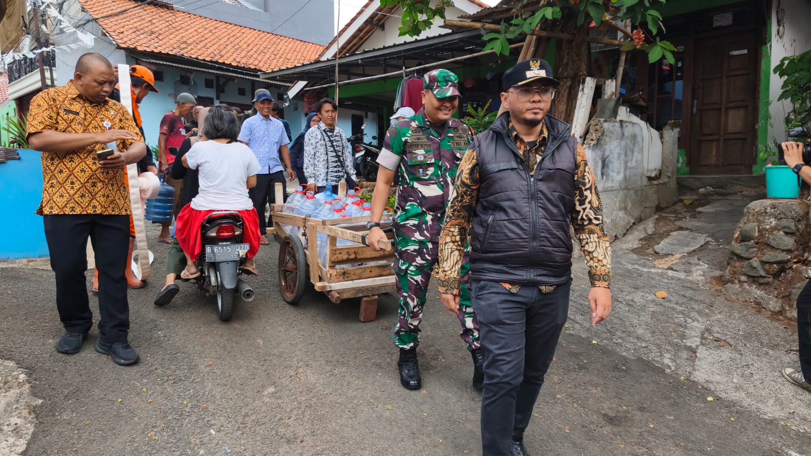 Kelurahan-Pondok-Labu-bersama-jajaran-terkait-melakukan-pendistribusian-air-bersih-kepada-masyarakat-terdampak-di-wilayah-Kelurahan-Pondok-Labu