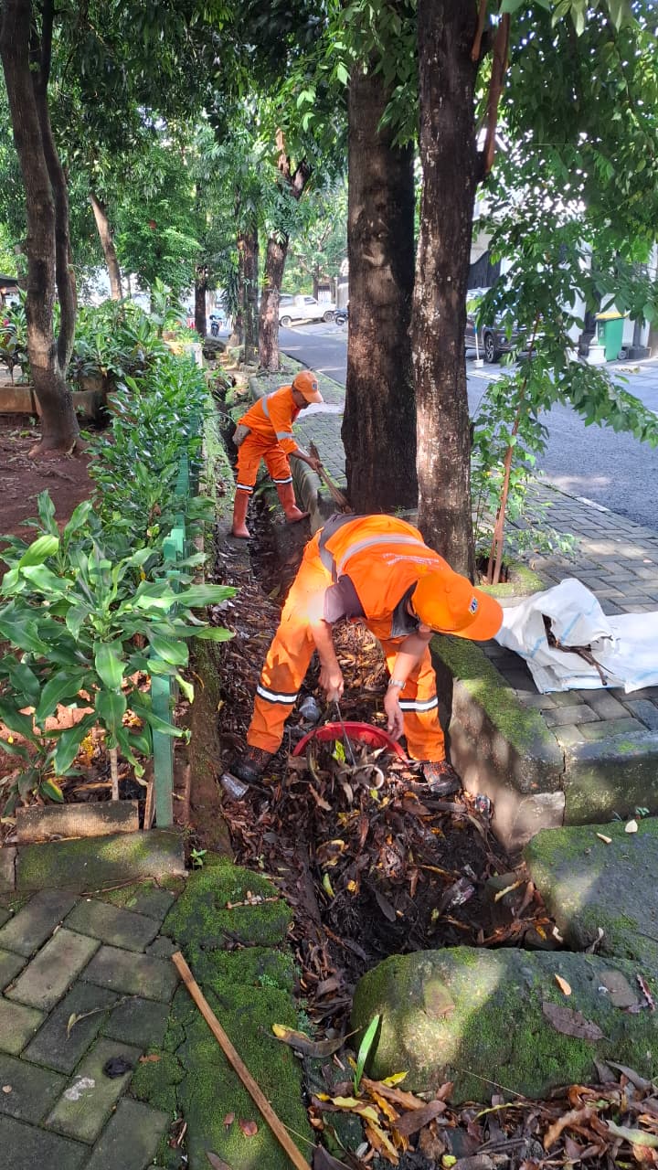 Petugas-PPSU-Kelurahan-Rawa-Barat-Membersihkan-Saluran-Air-Tersumbat