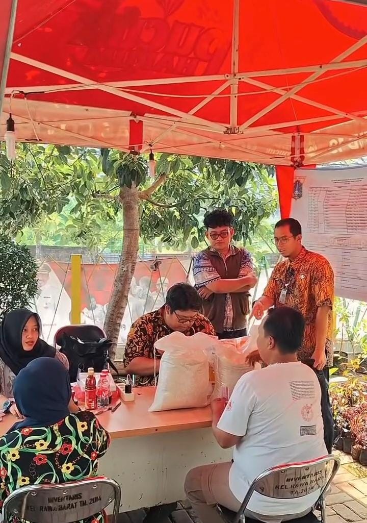 Pendistribusian-Bantuan-Beras-dan-Minyak