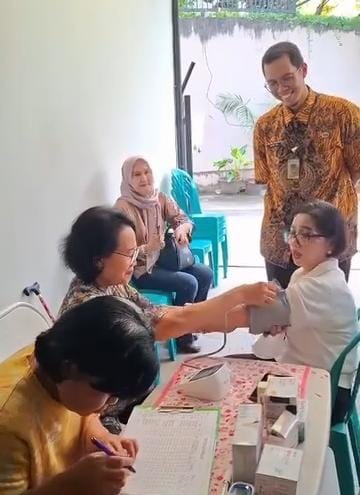 Kepala-Seksi-Kesejahteraan-Rakyat-hadir-dalam-kegiatan-Posyandu-Lansia-di-RW-07