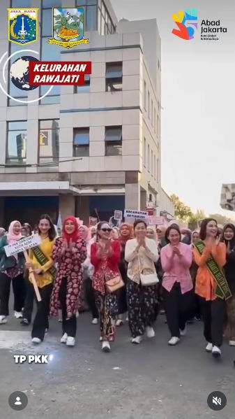 TP-PKK-Rawajati-Ikut-Memeriahkan-Parade-Berkebaya