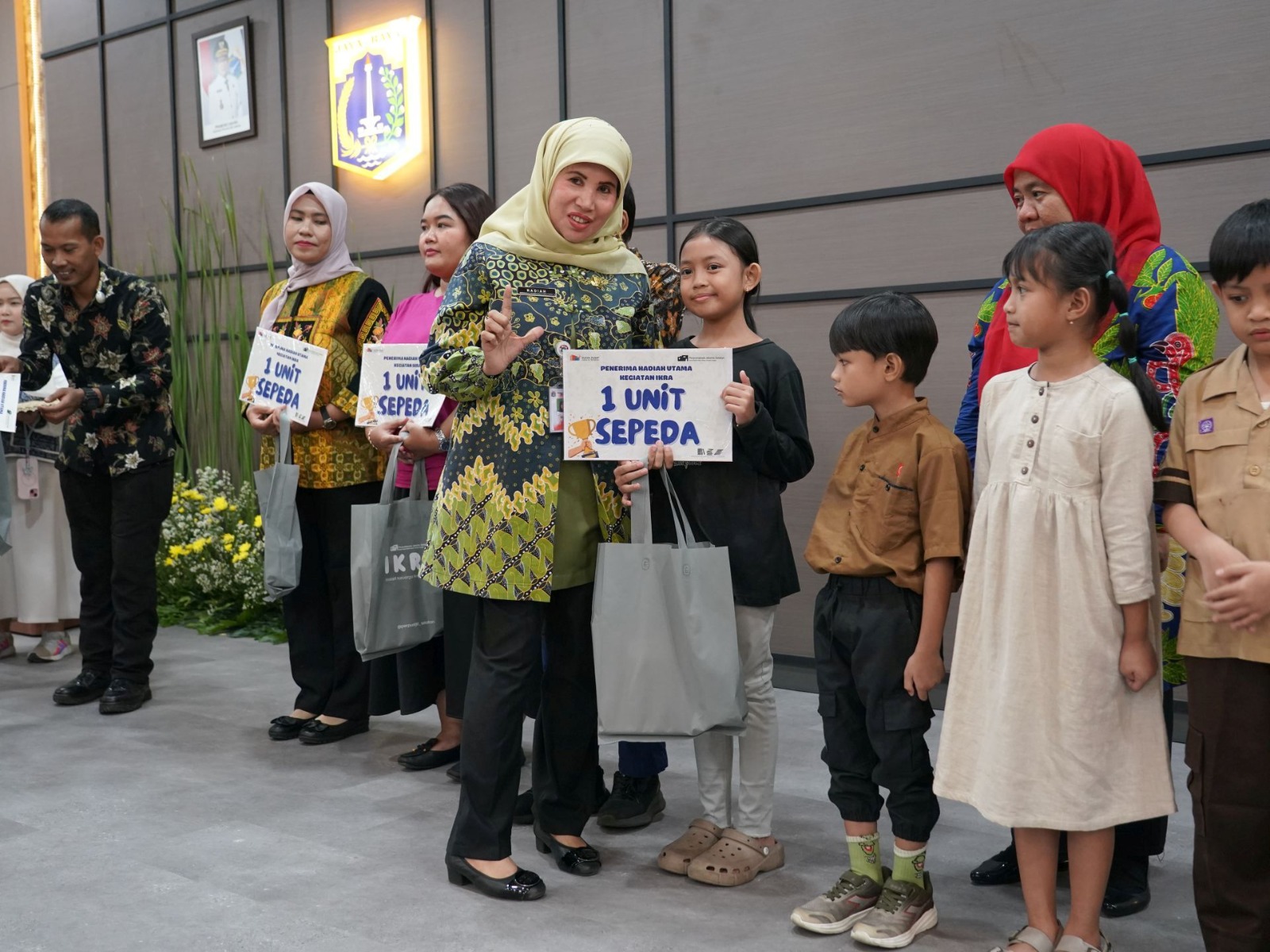 Penyerahan Penghargaan kepada peserta Baca Jakarta 2 dan IKRA 2