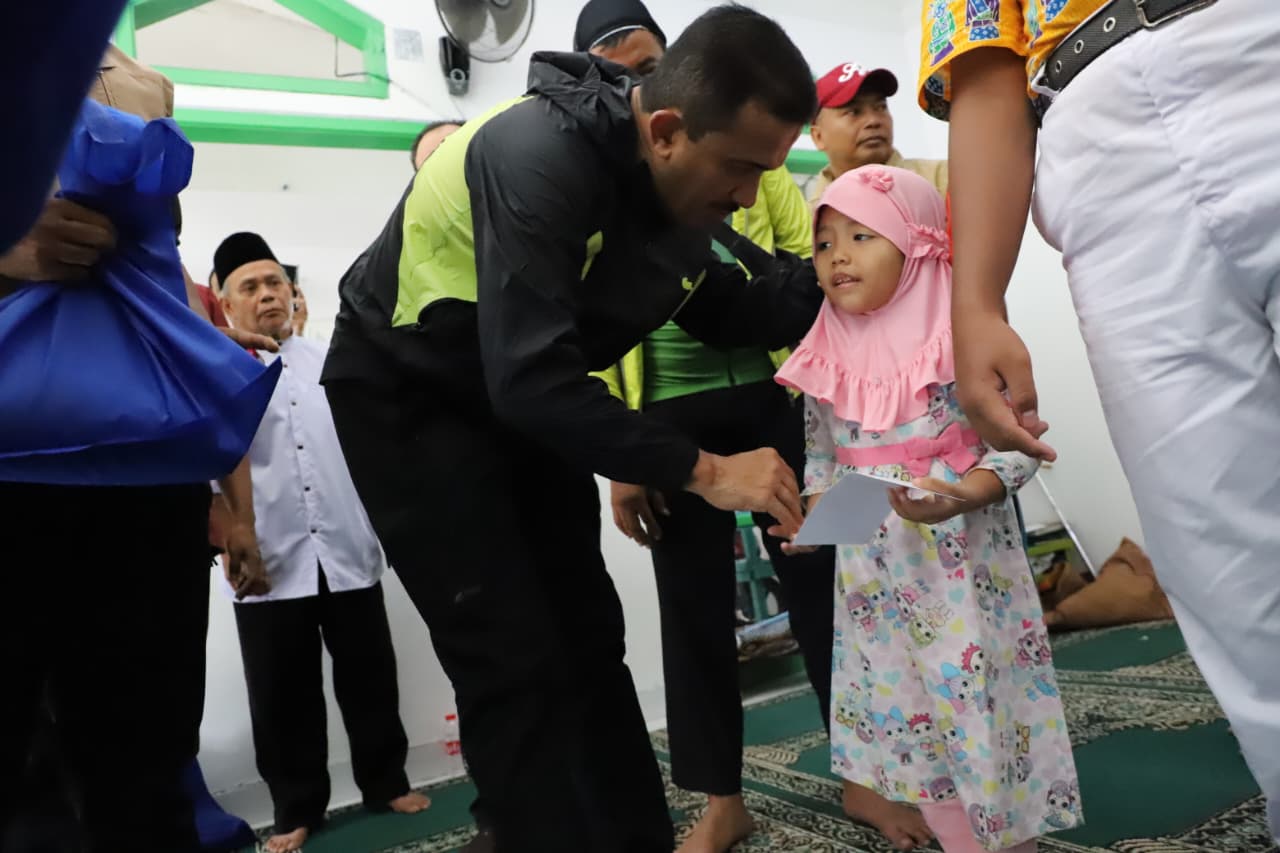 Walikota M Anwar juga memberikan santunan kepada 40 anak yatim dan dhuafa di Musala Al-Hikmah RT 10/11, Kelurahan Bintaro, Kecamatan Pesanggrahan