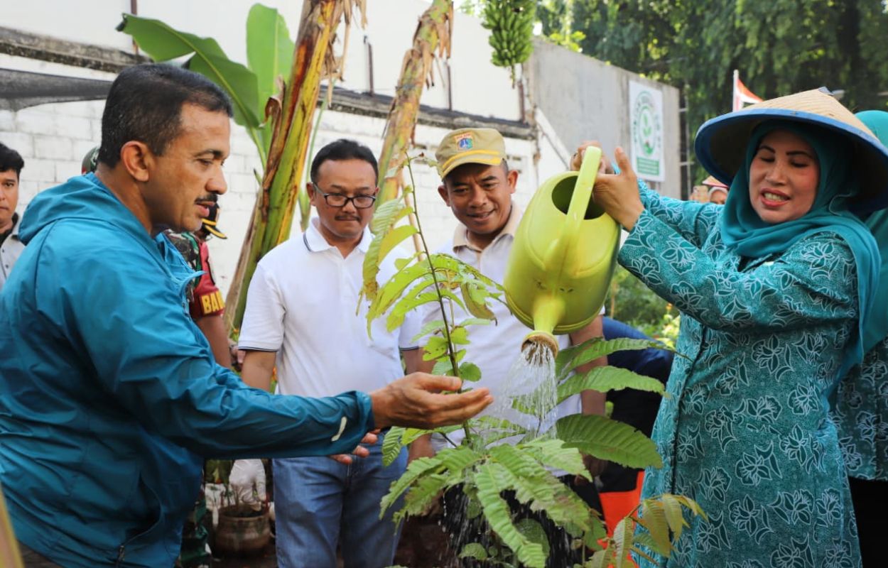 Walikota M Anwar dan Ketua TP PKK Ikut Gerakan Tanam Serentak