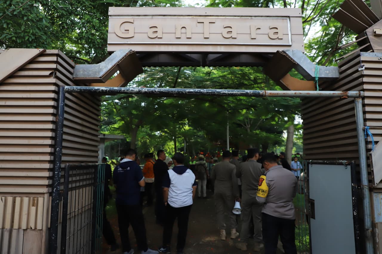 Pemkot Jakarta Selatan Tertibkan Taman Gantara