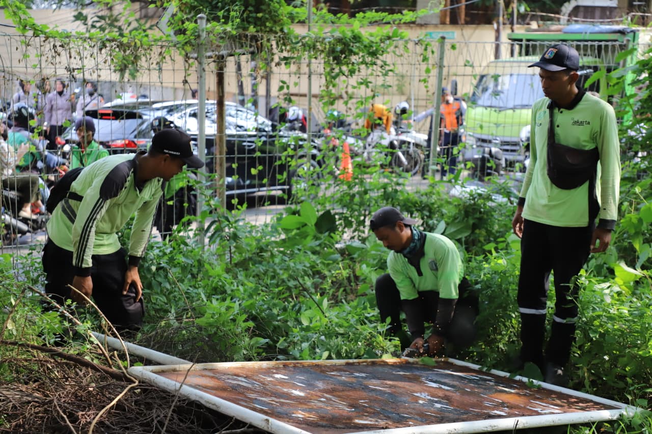 Pemkot Jakarta Selatan Tertibkan Taman Gantara