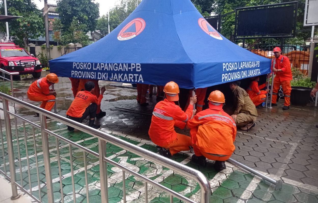 150 Petugas Gabungan Kelurahan Rawajati Lakukan Simulasi Kesiapsiagaan Bencana
