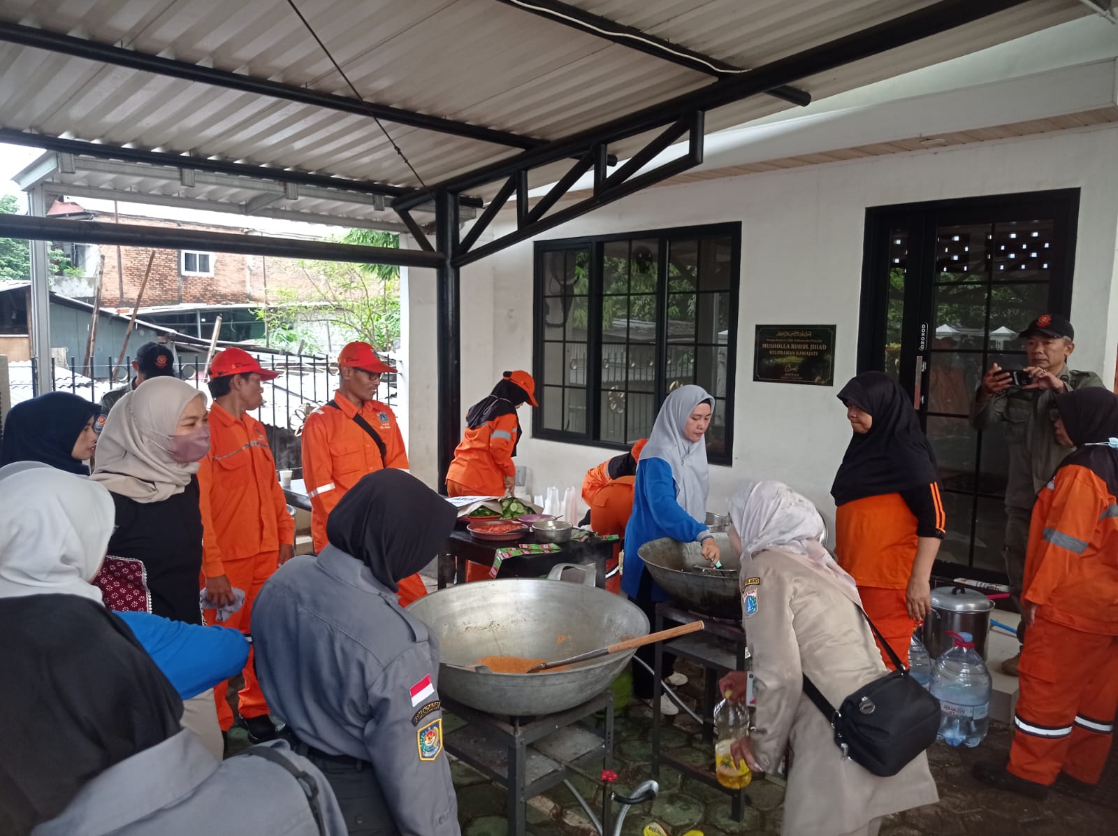 150 Petugas Gabungan Kelurahan Rawajati Lakukan Simulasi Kesiapsiagaan Bencana