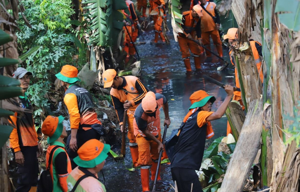 Cegah Terjadi Genangan, Kecamatan Pesanggrahan Lakukan Kerja Bakti