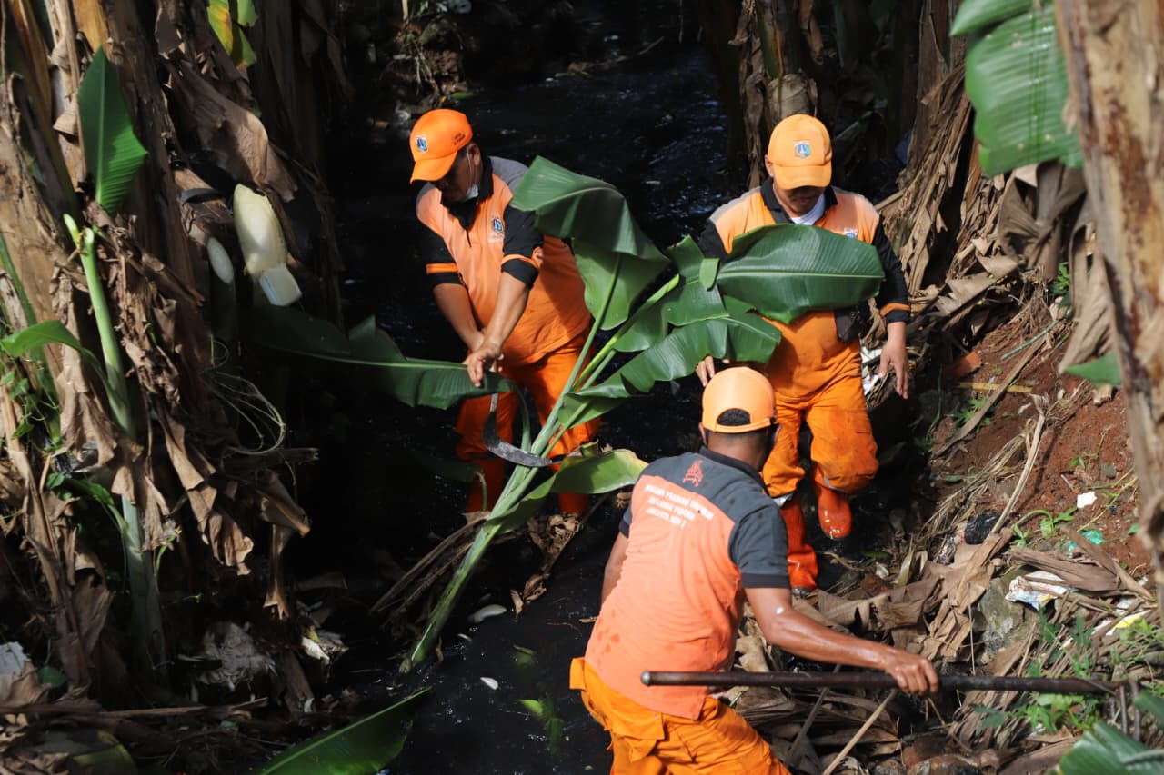 Cegah Terjadi Genangan, Kecamatan Pesanggrahan Lakukan Kerja Bakti