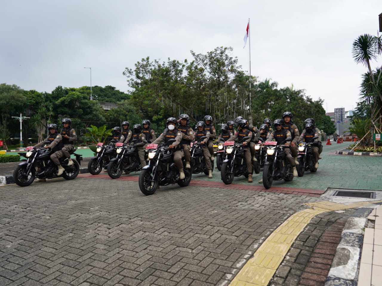 Satpol PP Jaksel Halau PKL Berjualan di Jalan HR Rasuna Said