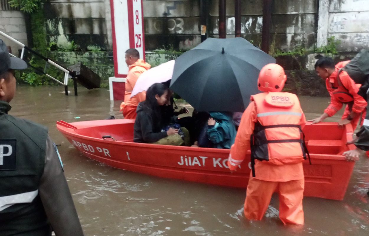 Jalan NIS Tergenang, PPSU Cilandak Timur Bantu Mobilitas Warga