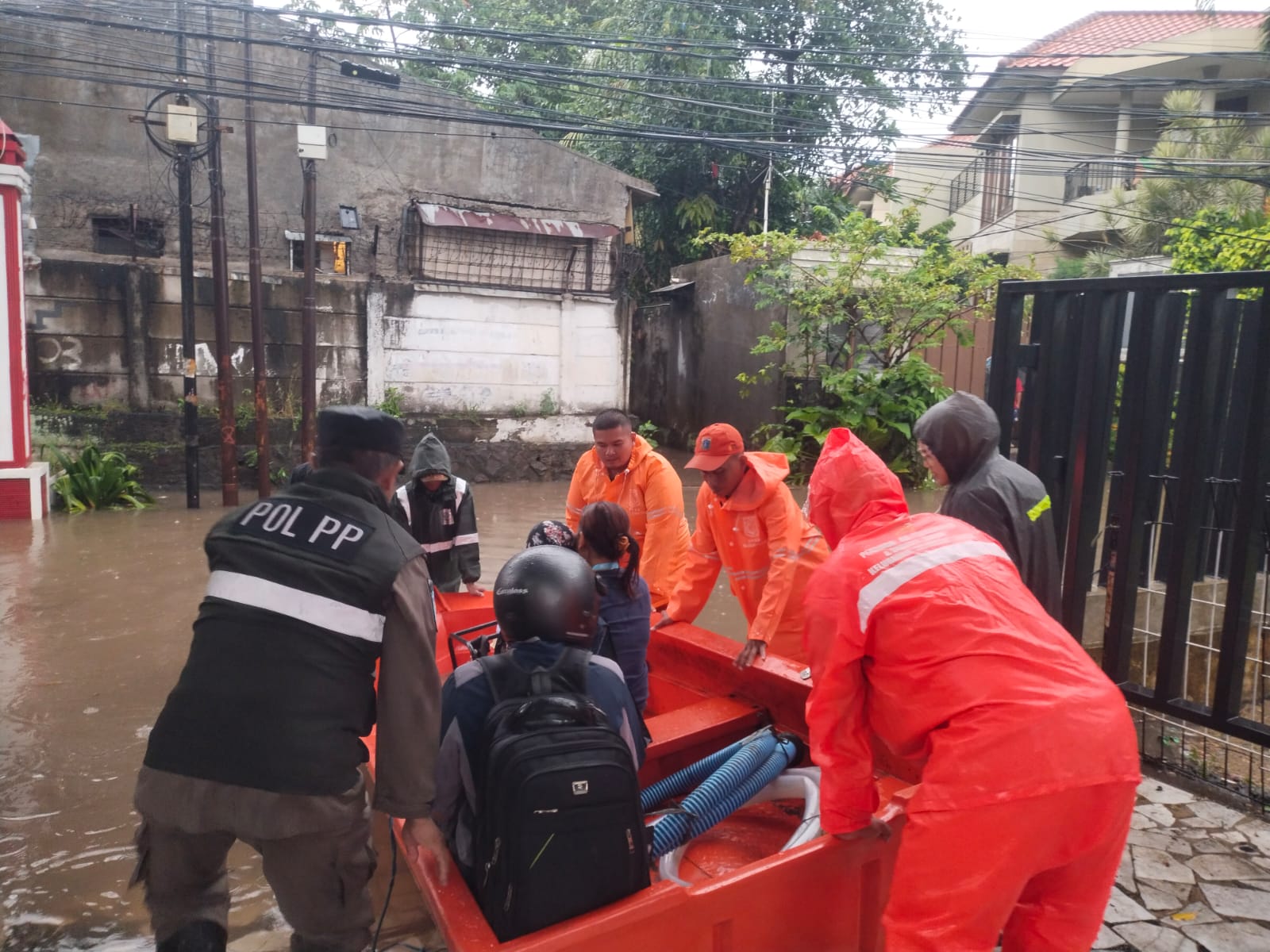 Jalan NIS Tergenang, PPSU Cilandak Timur Bantu Mobilitas Warga