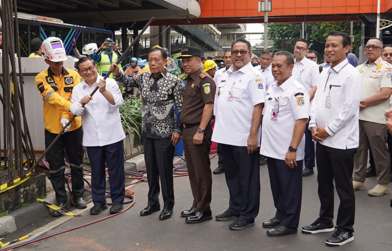 Gubernur Pramono Mulai Bongkar Tiang Monorel di Jalan HR Rasuna Said