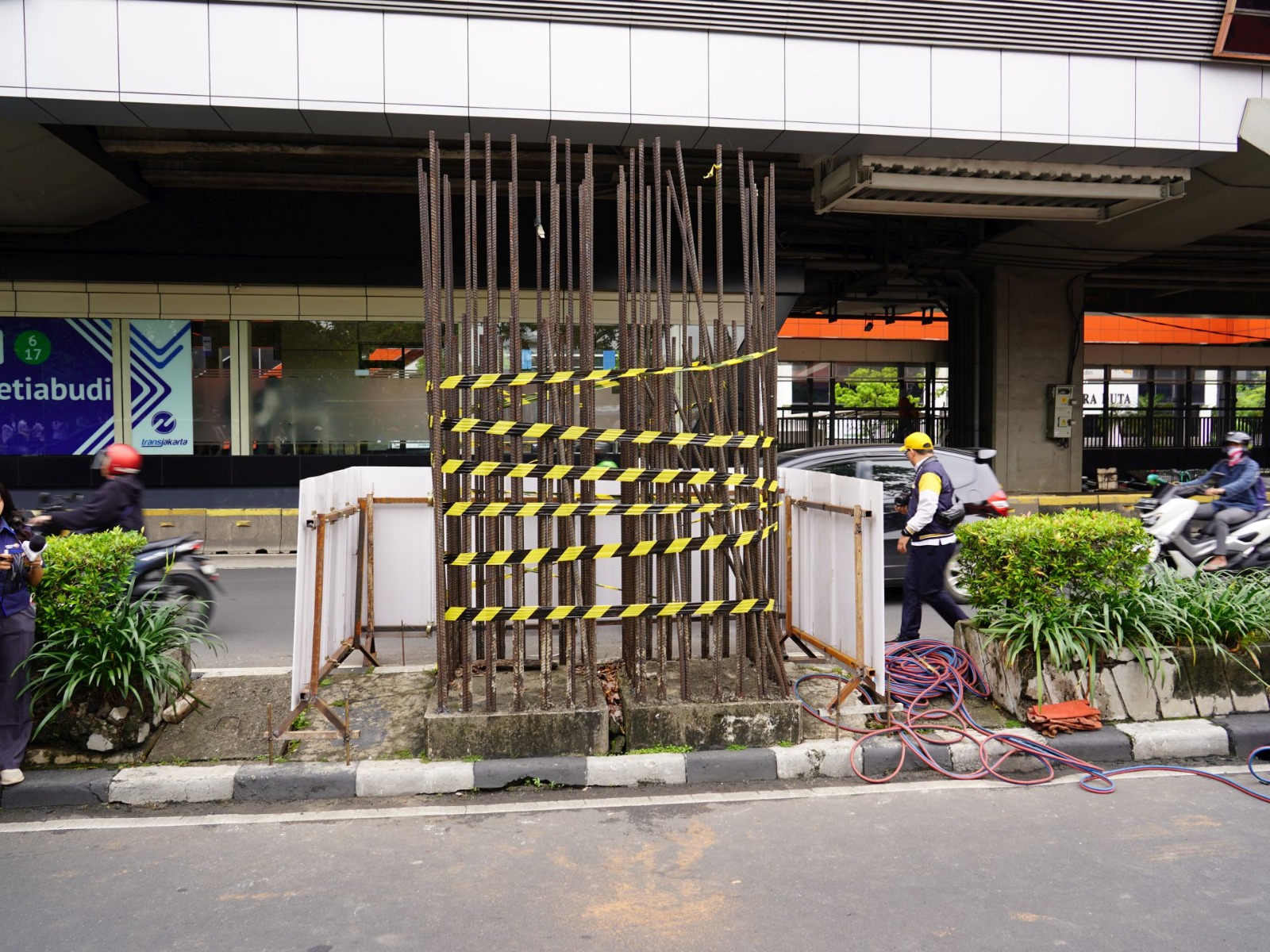 Gubernur Pramono Mulai Bongkar Tiang Monorel di Jalan HR Rasuna Said