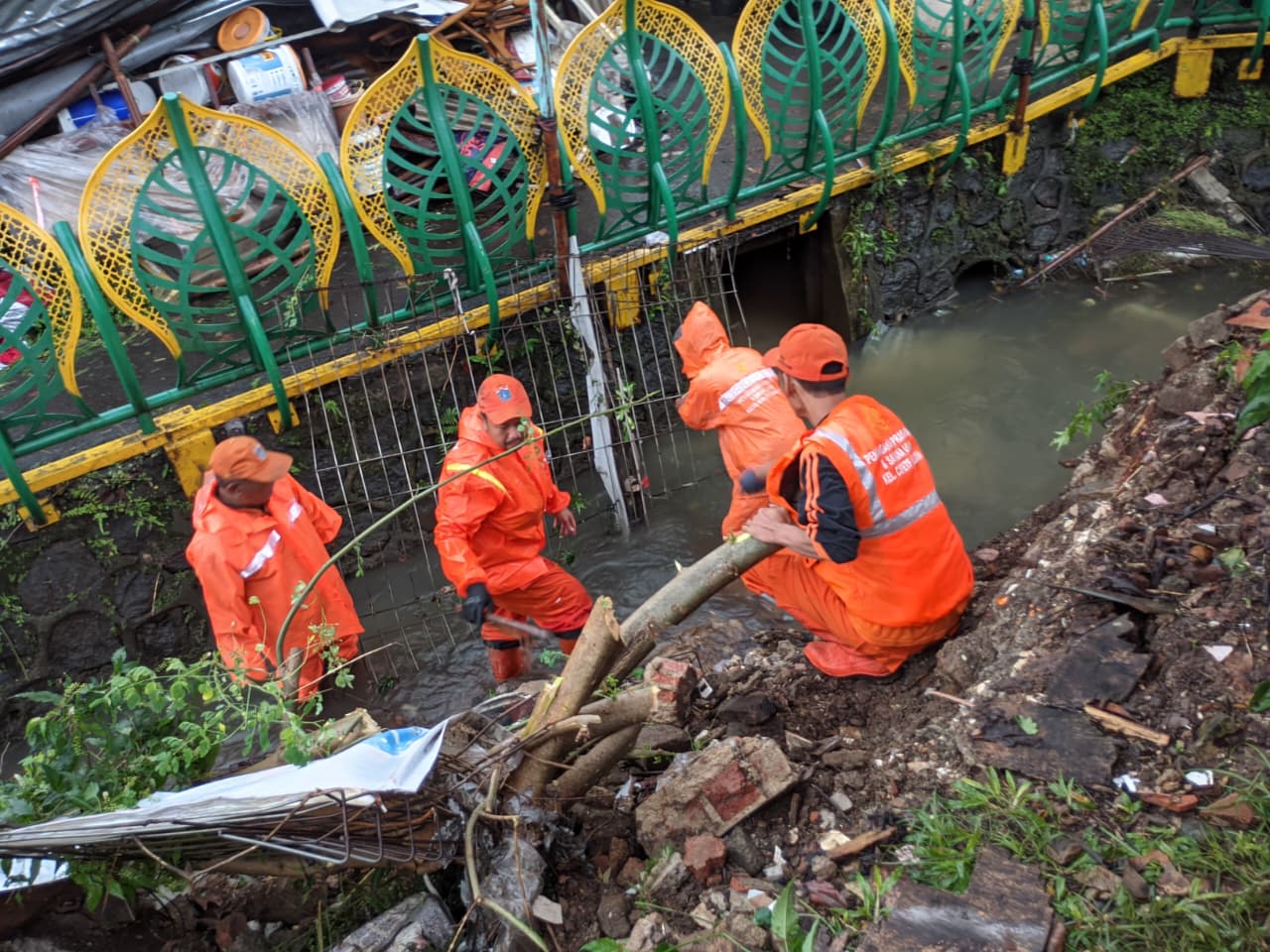 Puing Longsor Dibersihkan, Aliran Air di Saluran Phb Asem II Kembali Normal