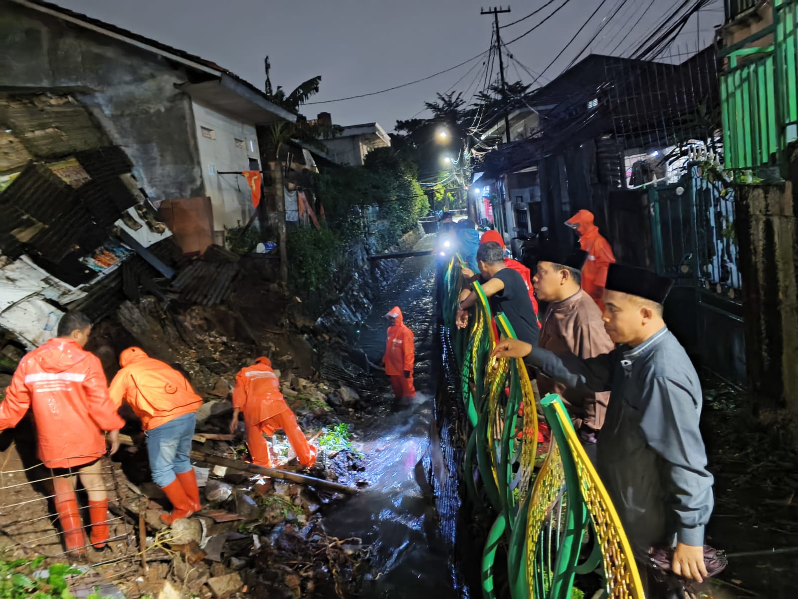 Puing Longsor Dibersihkan, Aliran Air di Saluran Phb Asem II Kembali Normal