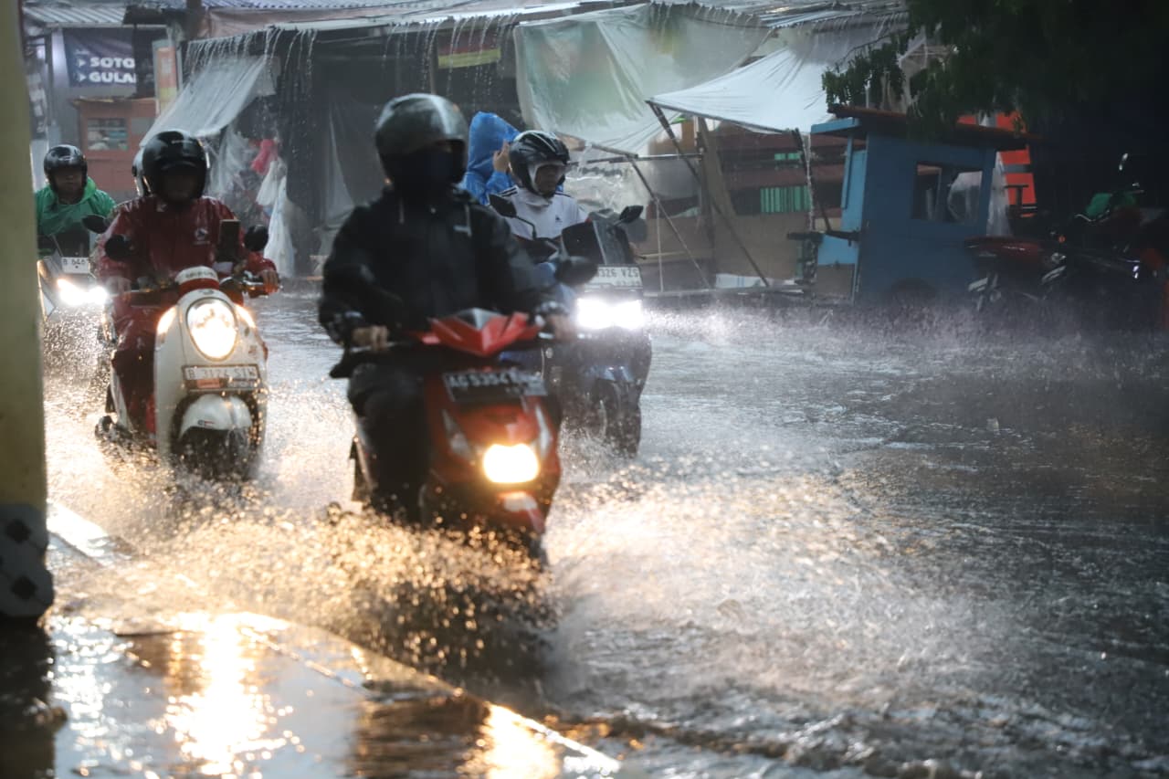 Sekretaris Lurah Kelurahan Cipulir bersama jajarannya dan pasukan orange dibantu Satgas SDA melakukan penanganan banjir dan lalu lintas di depan ITC Cipulir, Kamis (22/1).