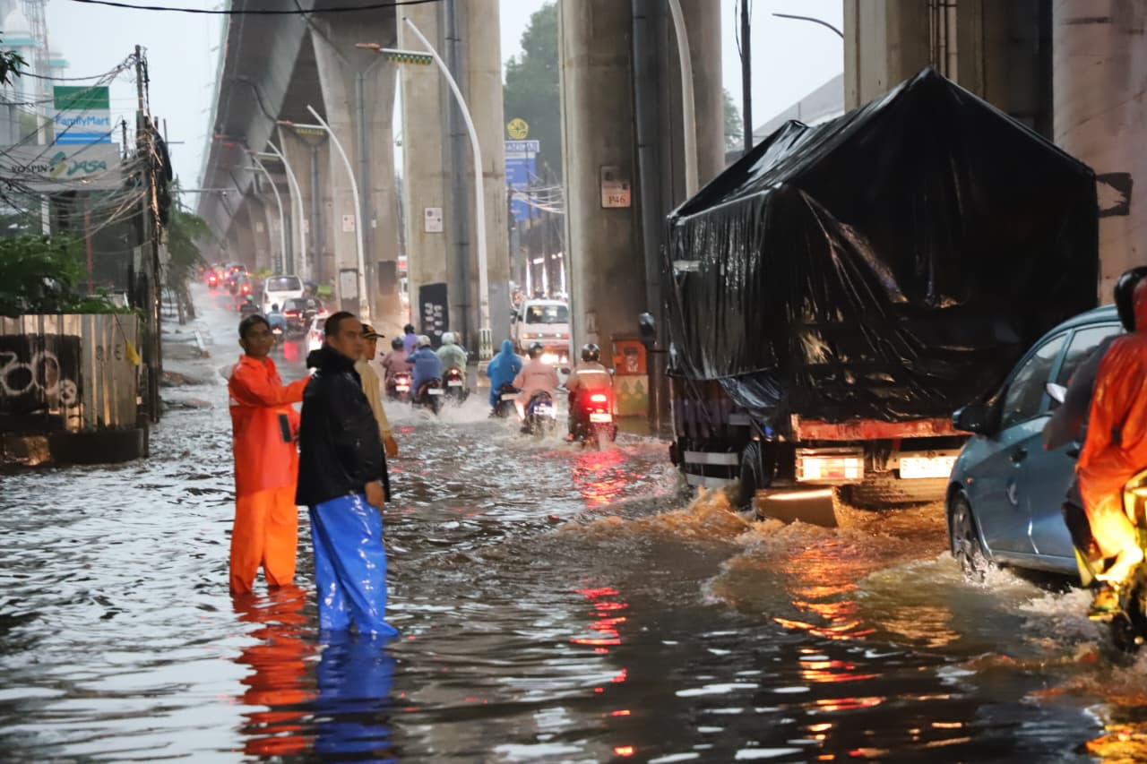 Sekretaris Kelurahan Cipulir bersama jajarannya dan pasukan orange dibantu Satgas SDA melakukan penanganan banjir dan lalu lintas di depan ITC Cipulir, Kamis (22/1).