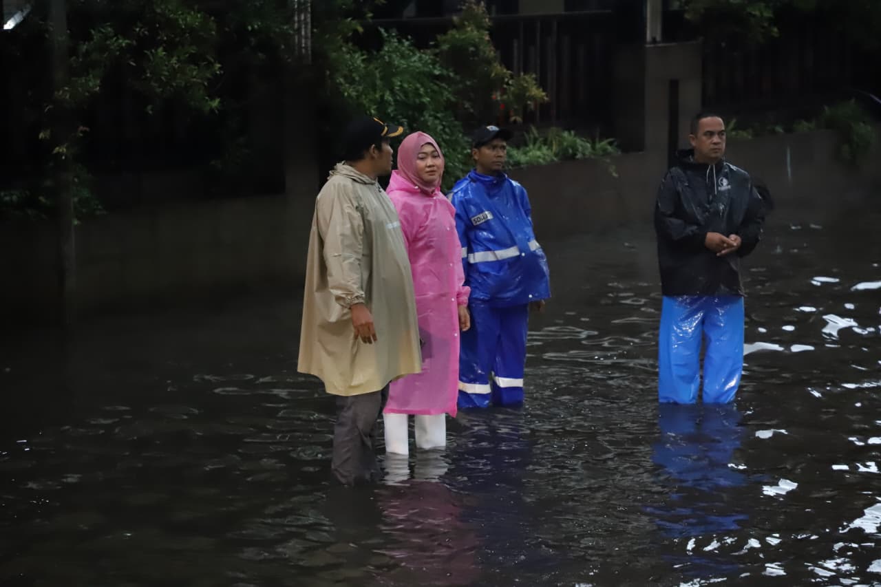 Sekretaris Kelurahan Cipulir bersama jajarannya dan pasukan orange dibantu Satgas SDA melakukan penanganan banjir dan lalu lintas di depan ITC Cipulir, Kamis (22/1).