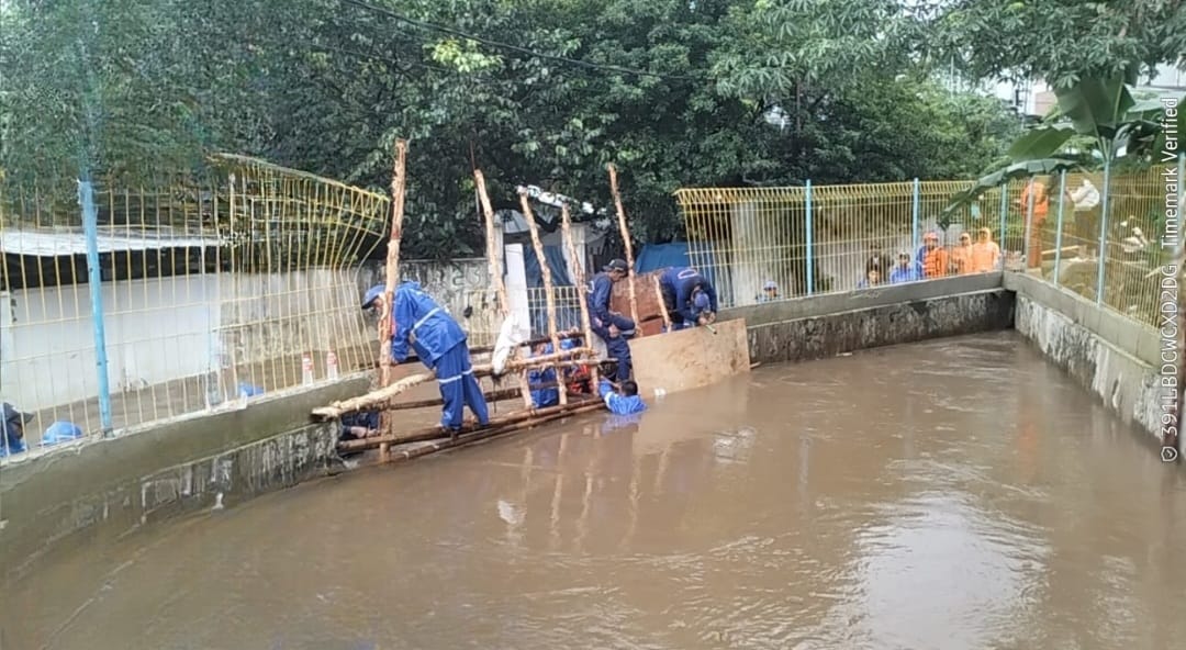 Sudin SDA Lakukan Penanganan Tanggul Kali Krukut yang Jebol