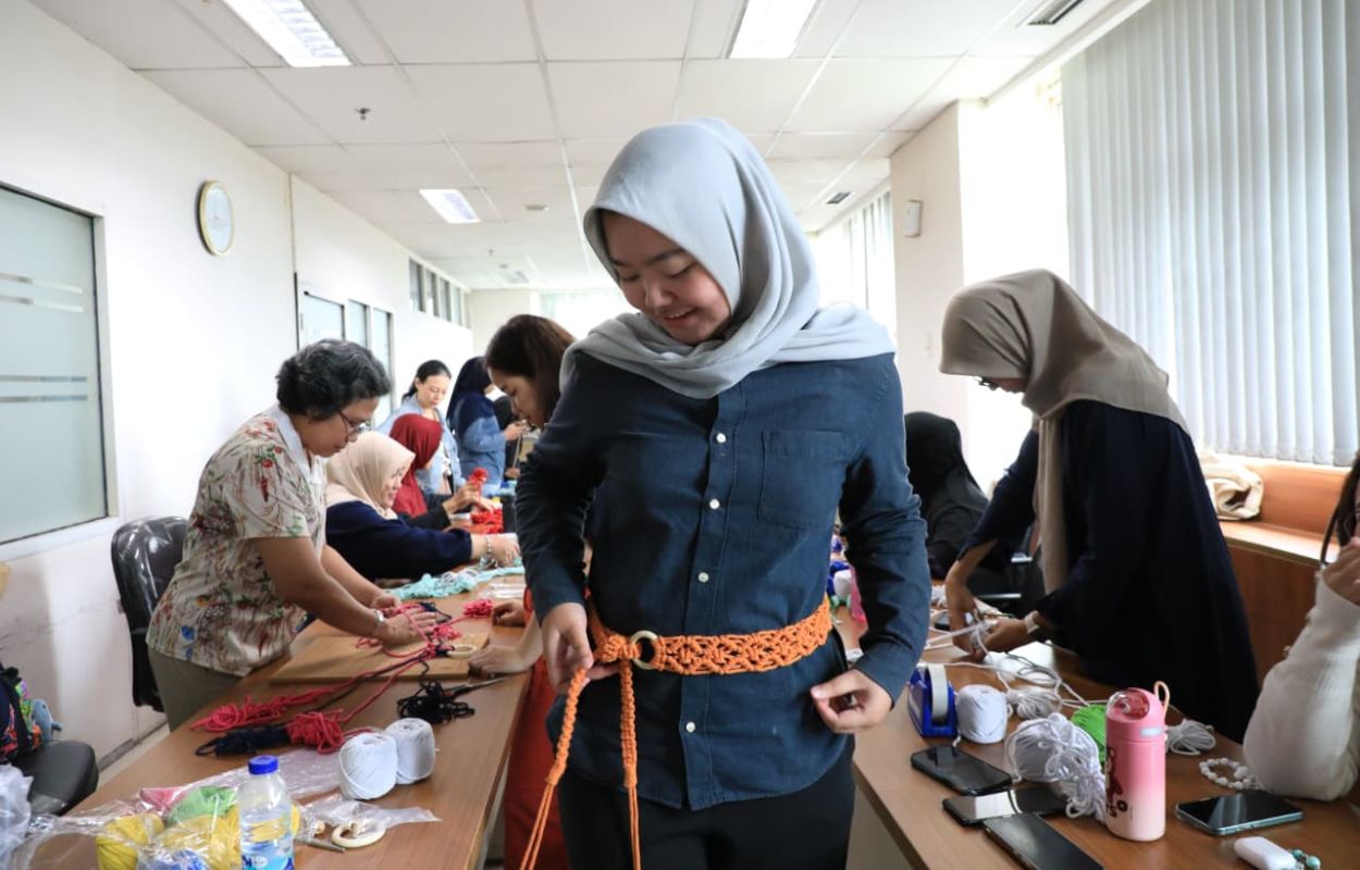 Tingkatkan Keterampilan Masyarakat, Sudin PPKUKM Jaksel Gelar Pelatihan Macrame Belt