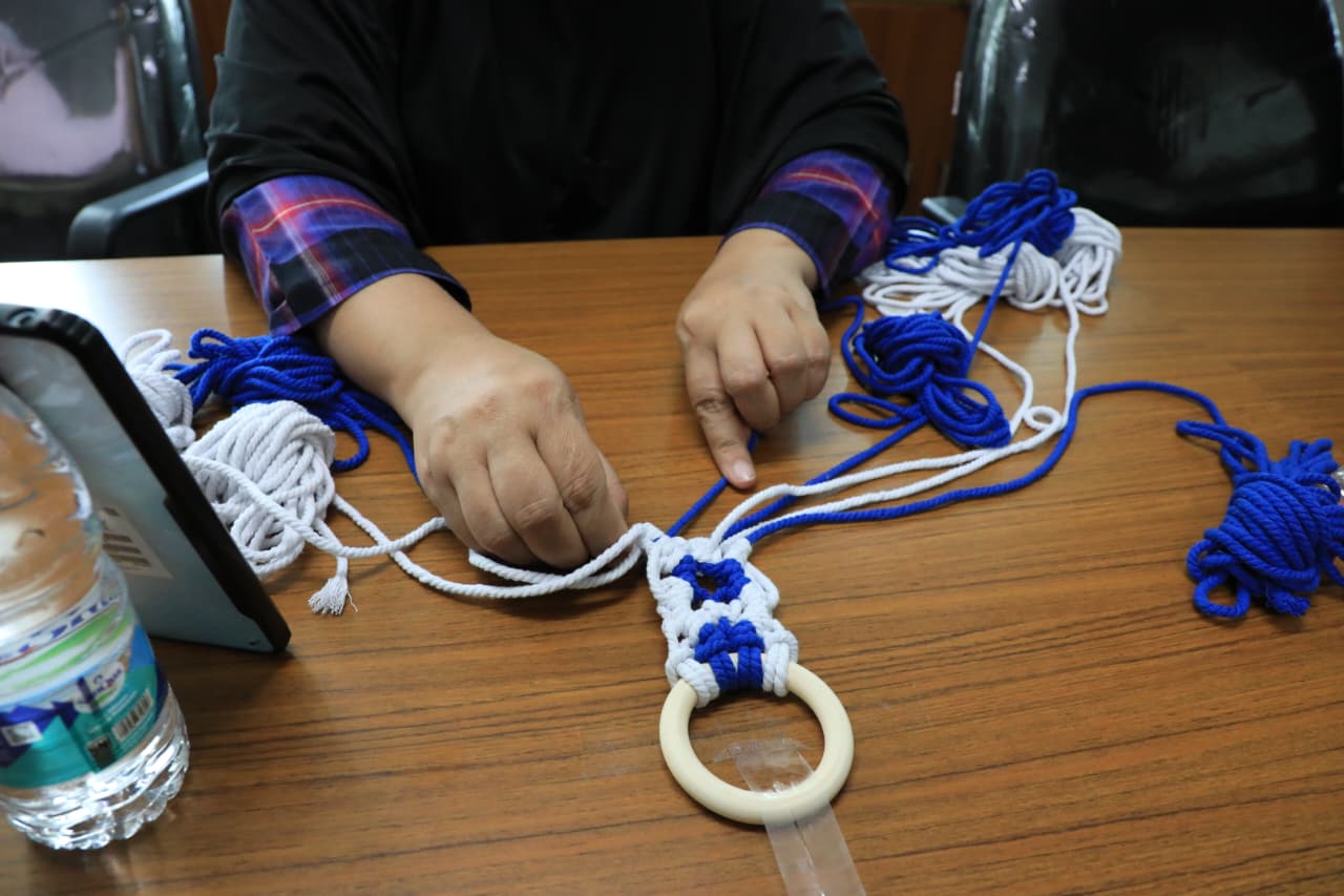Tingkatkan Keterampilan Masyarakat, Sudin PPKUKM Jaksel Gelar Pelatihan Macrame Belt