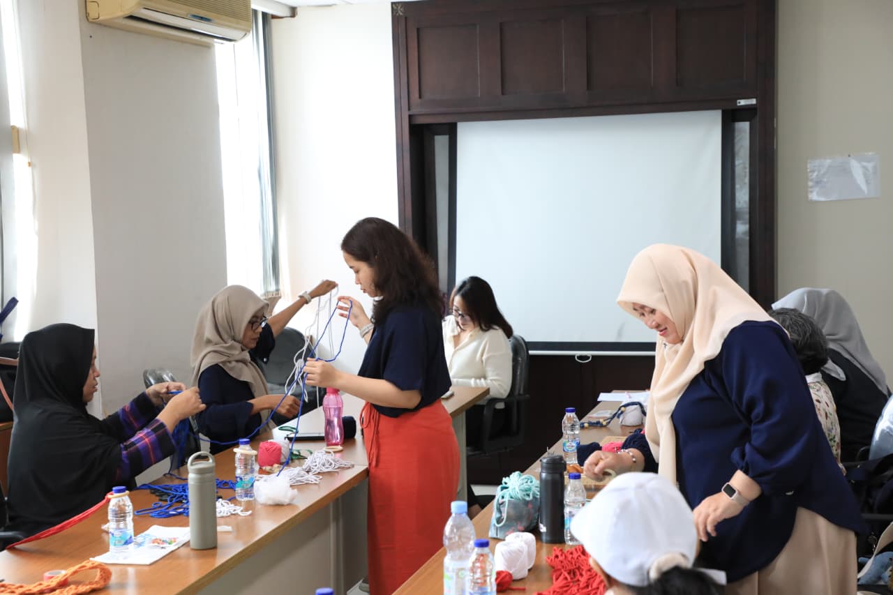 Tingkatkan Keterampilan Masyarakat, Sudin PPKUKM Jaksel Gelar Pelatihan Macrame Belt