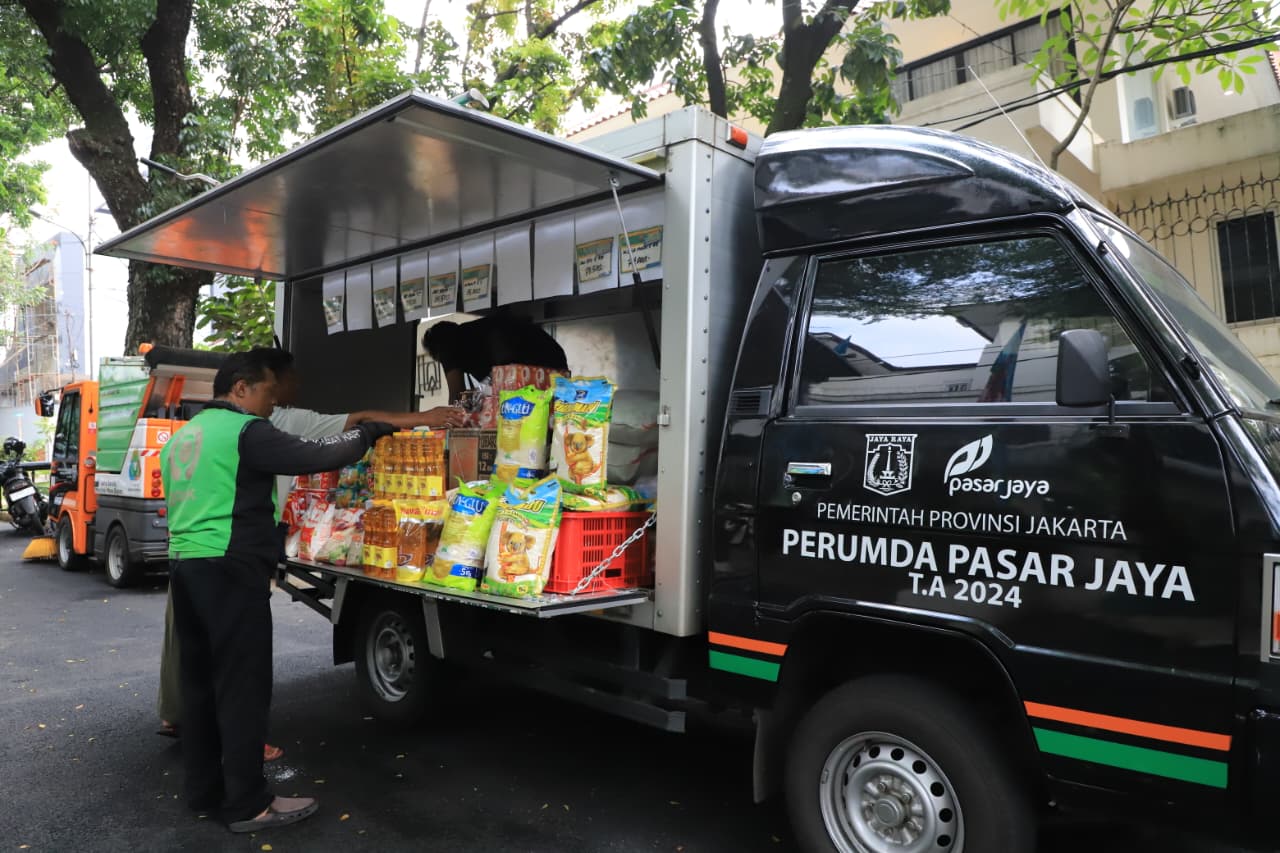 Warga Serbu Pangan Murah di Kantor Kecamatan Kebayoran Baru