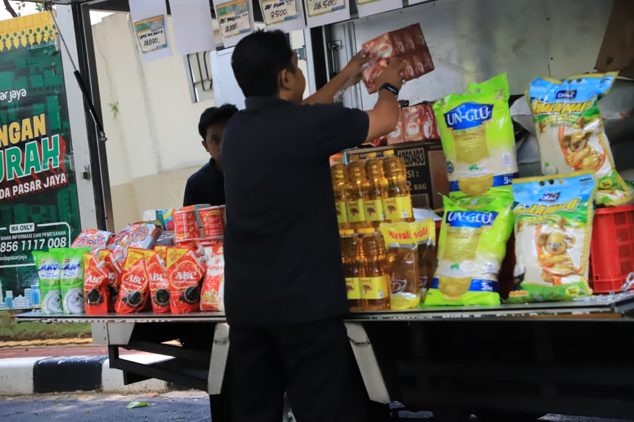Warga Serbu Pangan Murah di Kantor Kecamatan Kebayoran Baru