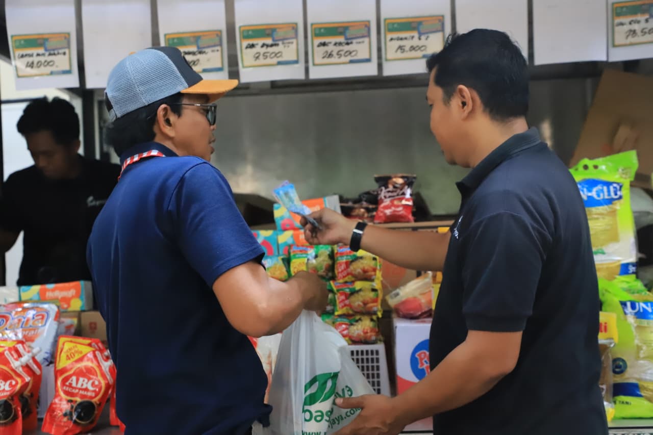 Warga Serbu Pangan Murah di Kantor Kecamatan Kebayoran Baru