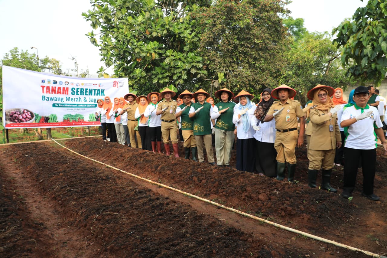 Pemkot Jaksel Bersama PKK Tanam Bawang Merah dan Jagung Serentak di 187 Titik