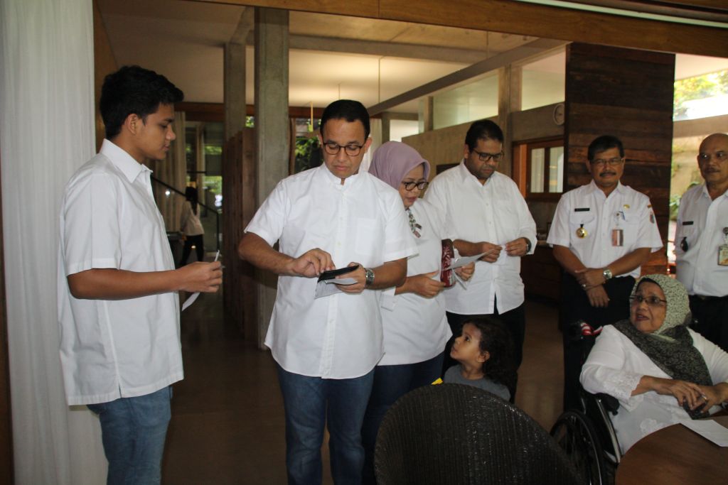 Gubernur Anis Baswedan menggunakan Hak Pilihnya
