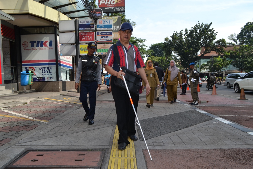 Kegunaan Ubin Pemandu Untuk Disabilitas Netra