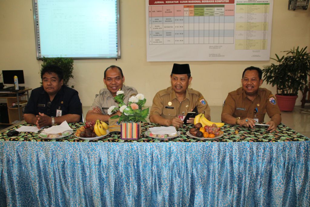 Monitoring UNBK Ke SMP 85 Oleh Asisten Kesra H Mamur