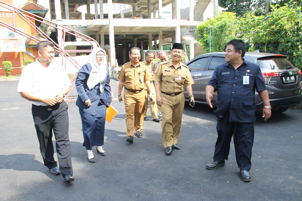 Monitoring UNBK Ke SMP 85 Oleh Asisten Kesra H Mamur