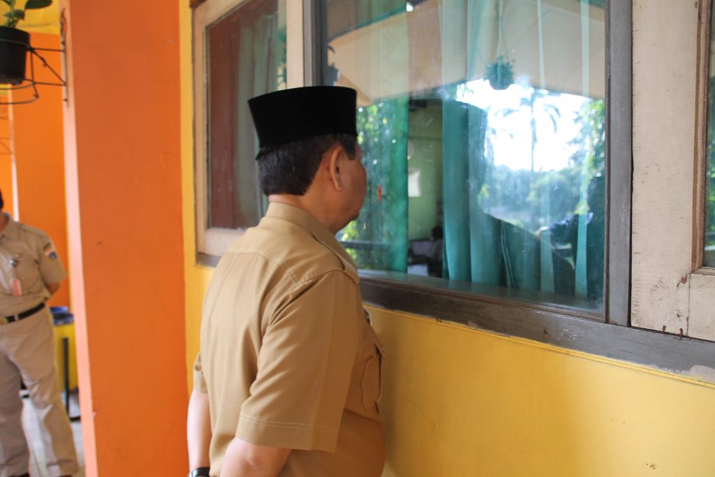Monitoring UNBK Ke SMP 85 Oleh Asisten Kesra H Mamur