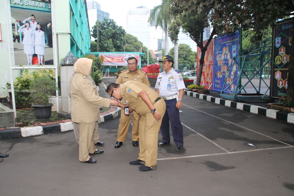 Wali Kota Jakarta Selatan Marullah Matali Kunjungi SMA 3