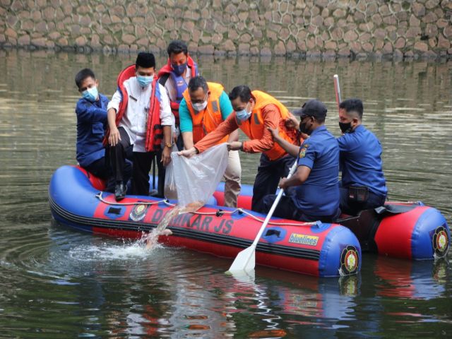 10-ribu-benih-ikan-nila-ditebar-di-waduk-prapanca