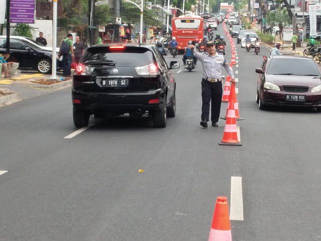 100-traffic-cone-dipasang-untuk-rekayasa-lalin-di-kemang-raya