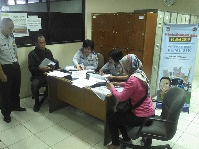 1696-warga-jaksel-lakukan-verifikasi-data-mudik-gratis-pemprov-dki