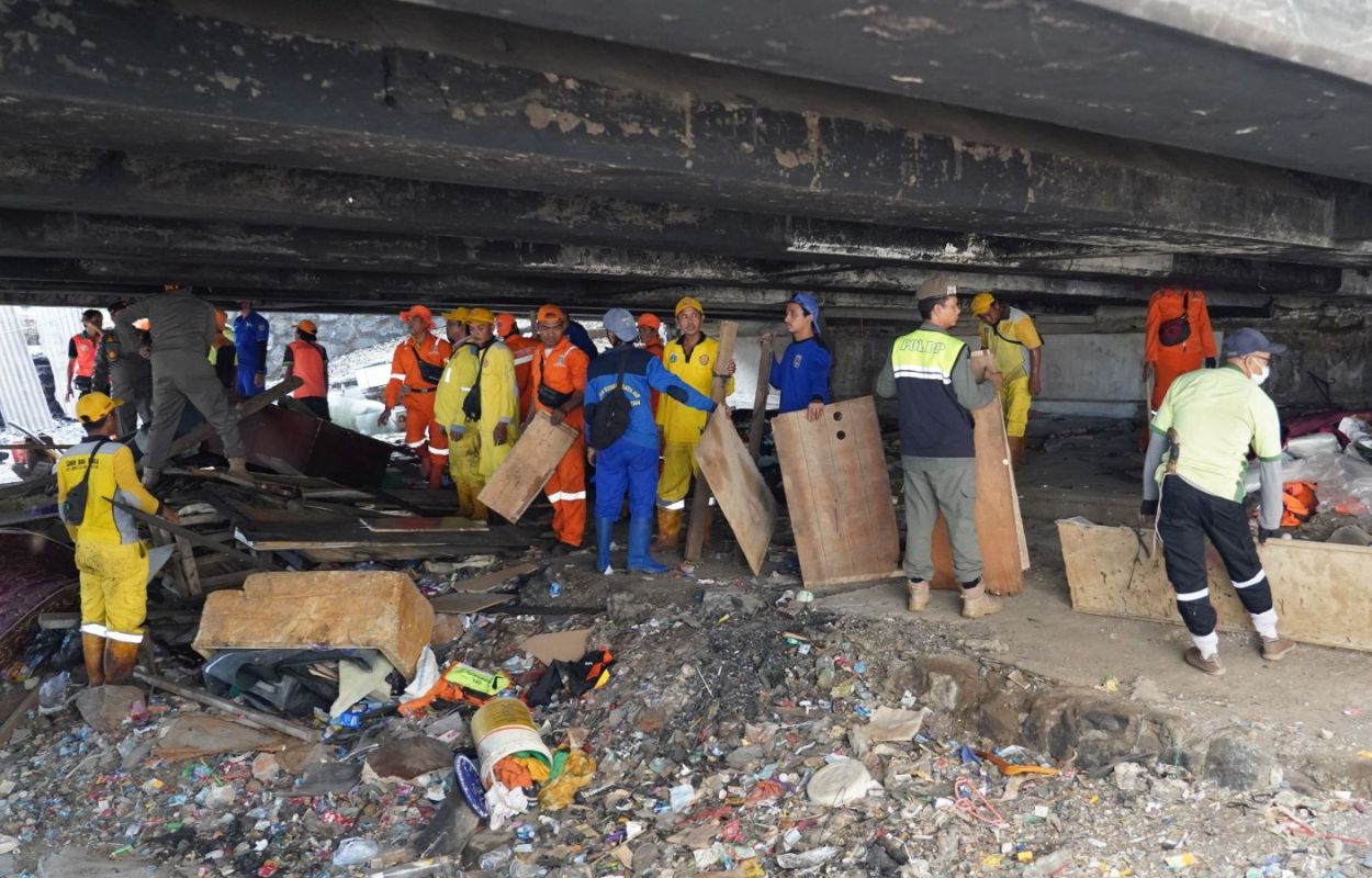 Bangunan-Liar-di-Kolong-Jembatan-HR-Rasuna-Said-Ditertibkan