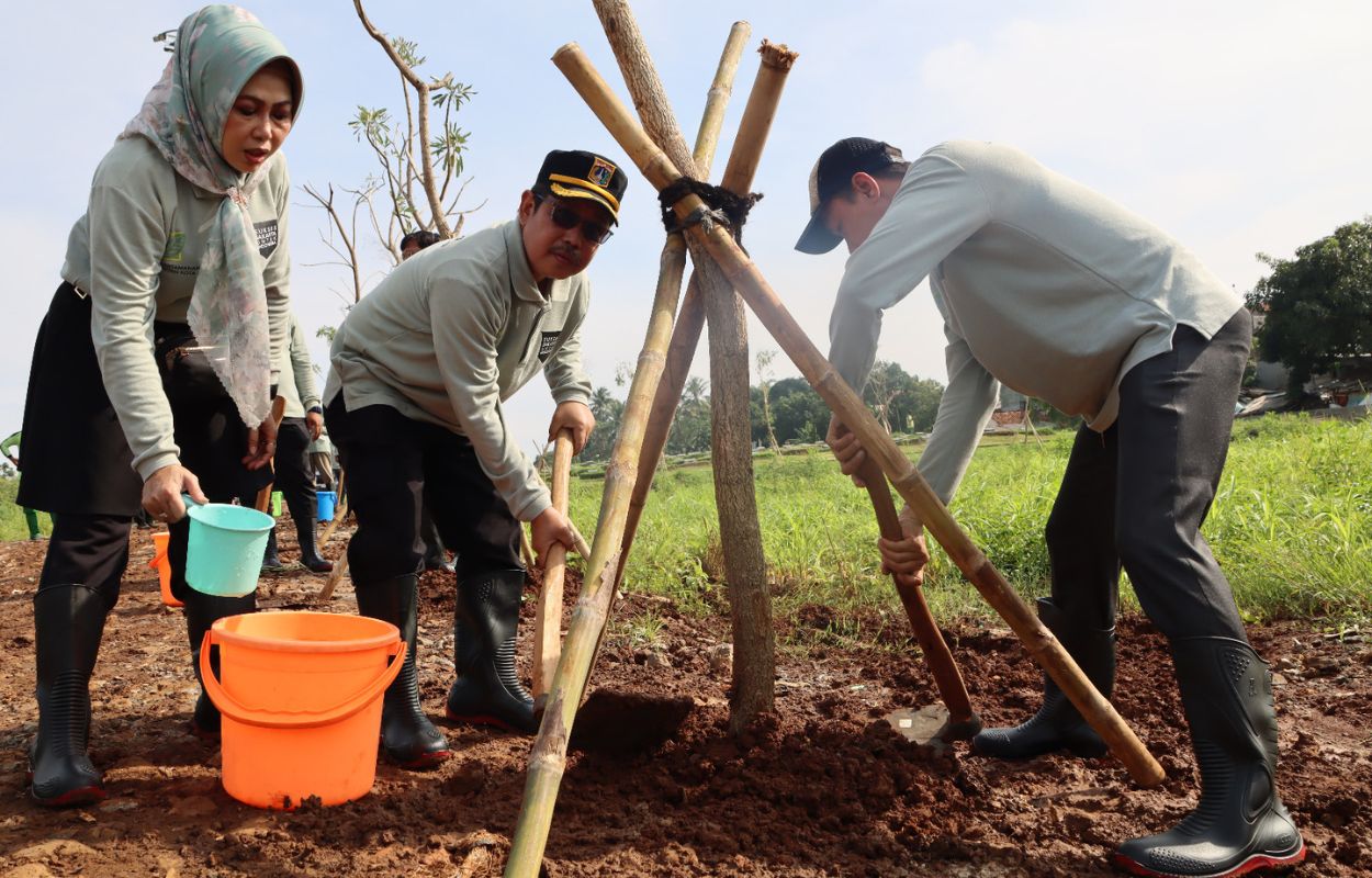 Sudin-Tamhut-Jaksel-Lakukan-Penghijauan-Kembali-di-Eks-Makam-Covid-19