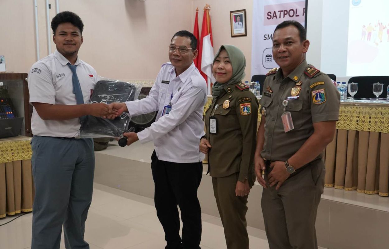 Satpol-PP-Goes-to-School-Hadir-di-SMAN-86-Jakarta