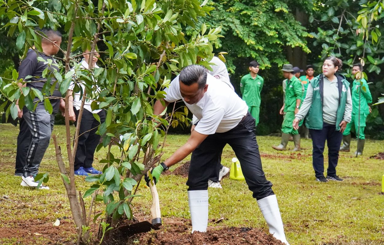 Walikota-Jaksel-Dampingi-Sekda-DKI-Tanam-Pohon-di-TMR