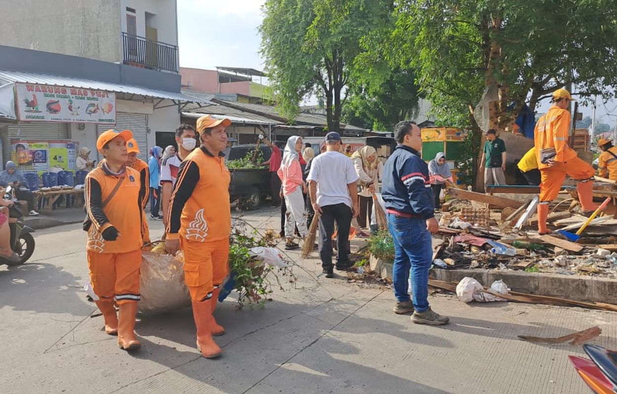 Kelurahan-Pejaten-Timur-Lakukan-Kerja-Bakti-di-Jalan-Lebak